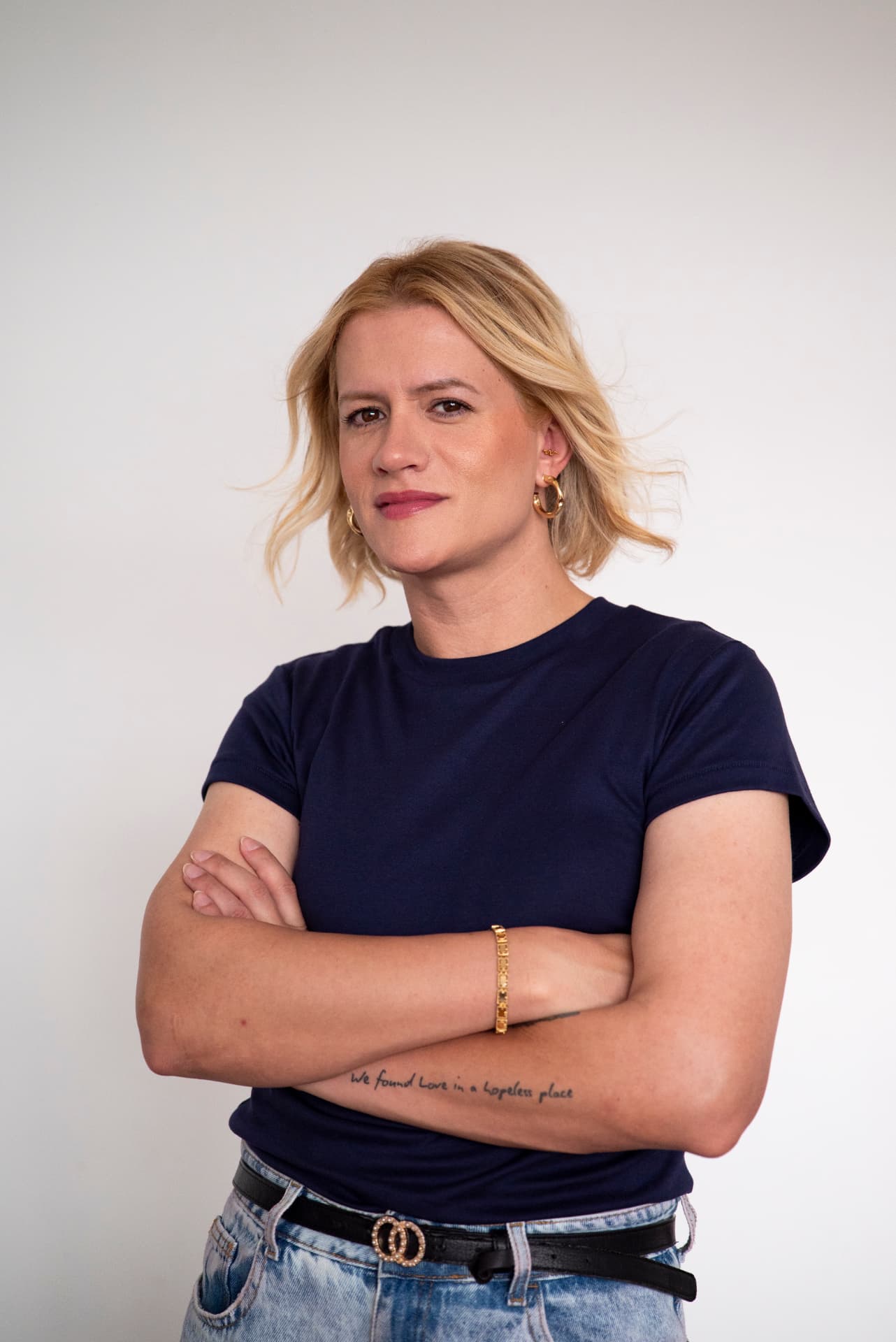 Retrato de Natasha Ferreira de braços cruzados